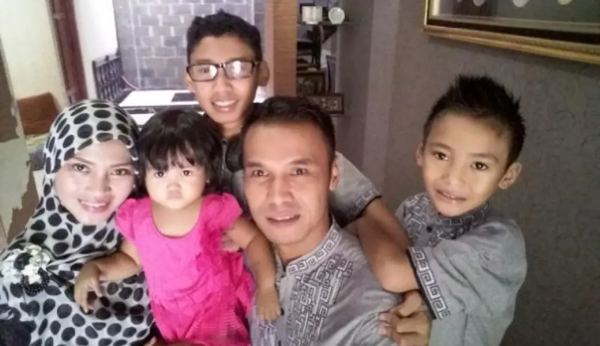 Charis Yulianto ber-selfie ria dengan istri dan anak-anaknya.
