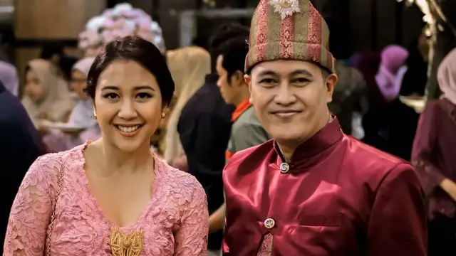 Potret Sherina Munaf Kondangan Pakai Kebaya (sumber: instagram/anndy_gustiyan)