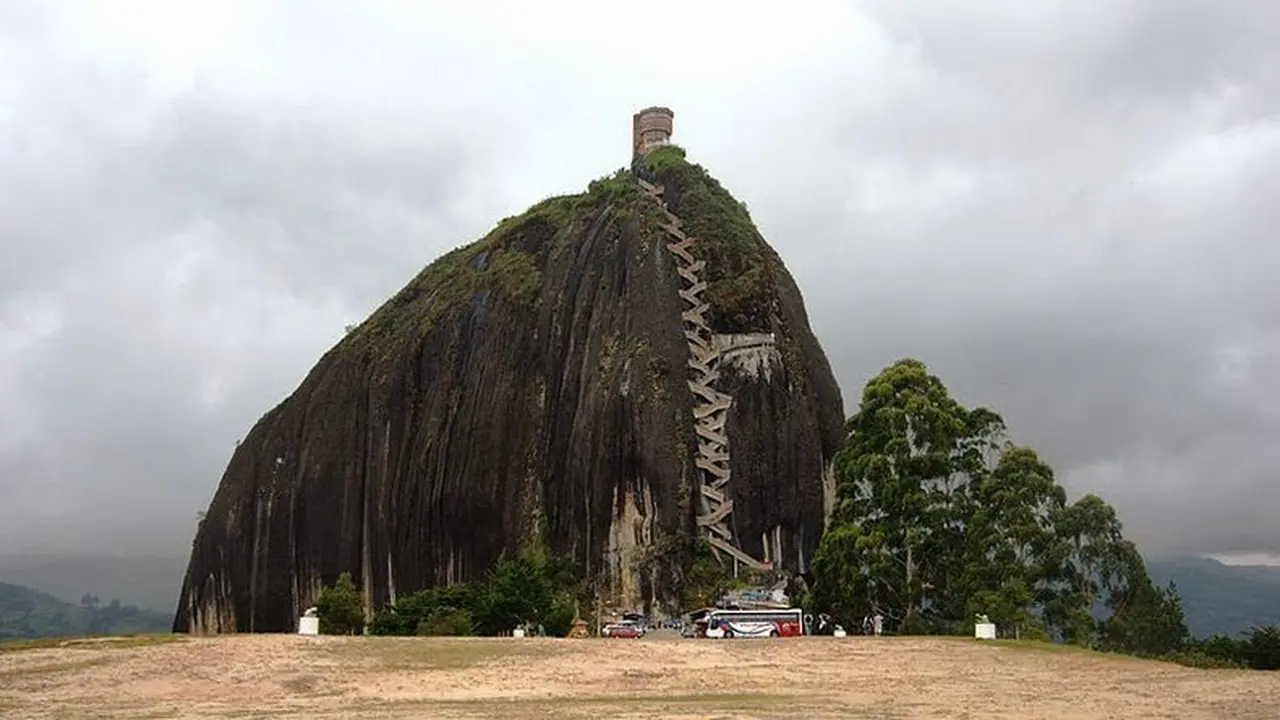 Menikmati Keindahan Alam Kolombia dari Puncak The Rock of Guatapé