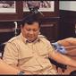 Menhan Prabowo Subianto menerima suntikan dosis ketiga atau booster vaksin Nusantara yang disuntikkan langsung oleh dr Terawan. (IG Prabowo)