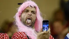 Seorang suporter mengunakan rambut palsu berselfie pada Piala Dunia Rugby 2015 antara Wales melawan Fiji di Millennium Stadium, Cardiff, Wales (1/10/2015). (Reuters/Rebecca Naden)