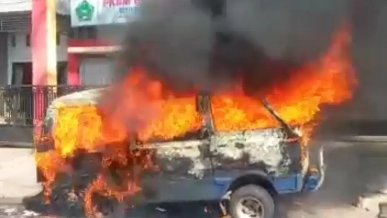Mobil Ceryy bermuatan BBM terbakar di Jalan Raya Genteng Banyuwangi. (Istimewa)