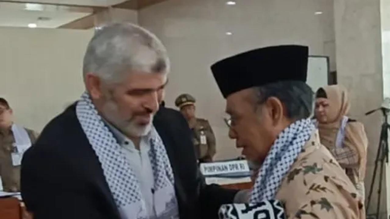 VIDEO: Paripurna DPR Ramai-Ramai Kenakan Syal Palestina, Puan Keras Tuntut Pemerintah Jokowi