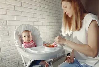 Paced feeding atau baby-led bottle feeding berbeda dari cara menyusui tradisional yang sering kali membuat susu mengalir terlalu cepat. Dengan metode ini, bayi didorong untuk mengatur sendiri kecepatan menyusunya. (foto/dok: freepik/proostoleh)