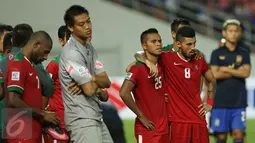 Pemain Timnas Indonesia tertunduk usai laga final kedua Piala AFF 2016 melawan Thailand di National Stadium Rajamangala, Bangkok, Sabtu (17/12). Indonesia kalah 2-0 dan harus puas menjadi runner up. (Liputan6.com/Helmi Fithriansyah)