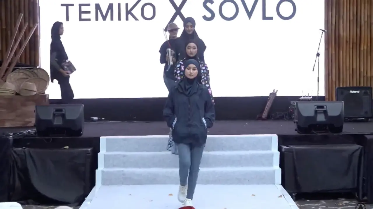 Fashion show produk lokal di acara SMEs Future Village pada Kamis (17/11/2022).