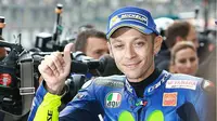 Pebalap Movistar Yamaha, Valentino Rossi, telah meninggalkan rumah sakit di Rimini, Italia, Jumat (26/5/2017) sore waktu setempat. (Motorsport)