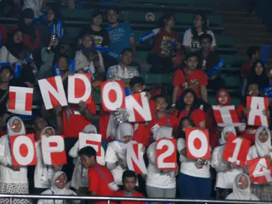 Puluhan suporter memeriahkan BCA Indonesia Open 2014 di Istora Senayan, Jakarta, Kamis (19/6/14). (Liputan6.com/Miftahul Hayat)