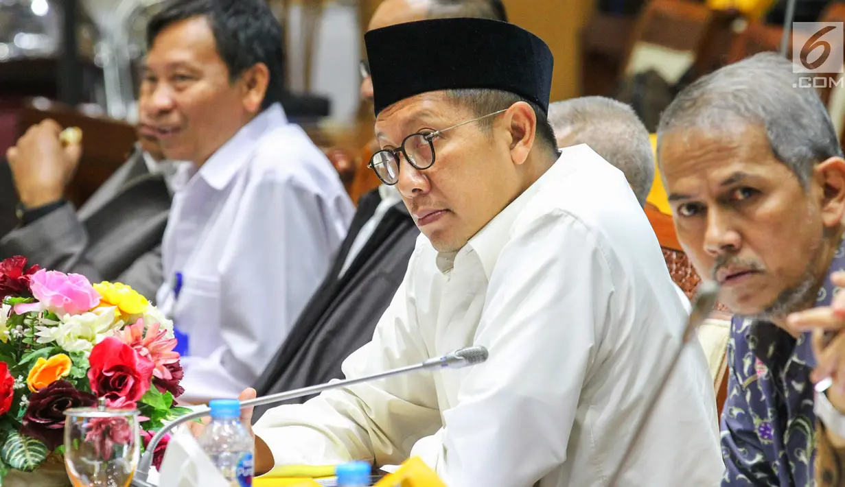 Menteri Agama Lukman Hakim Saifuddin dan Kepala BPKH Anggito Abimanyu saat mengikuti Rapat Dengar Pendapat (RDP) dengan Komisi VIII DPR RI di Kompleks Parlemen, Senayan, Jakarta, Selasa (23/4). RDP membahas penambahan jumlah kuota haji tahun 1440 H/ 2019 M. (Liputan6.com/Johan Tallo)