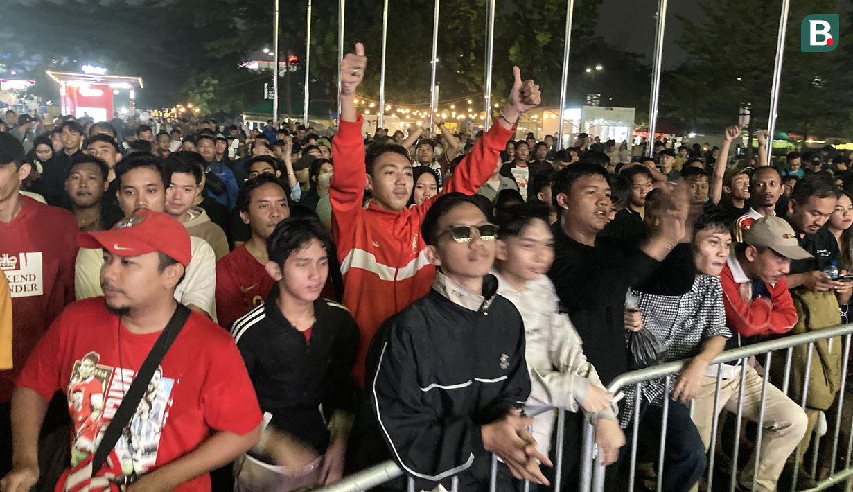 Para pengunjung mulai memadati area Jakarta International Velodrome jelang acara nonton bersama Timnas Indonesia menghadapi Filipina dalam rangkaian acara MALAMNYA BOLA di Jakarta International Velodrome, Rawamangun, Jakarta Timur, Selasa (11/6/2024). (Bola.com/Arief Bagus)
