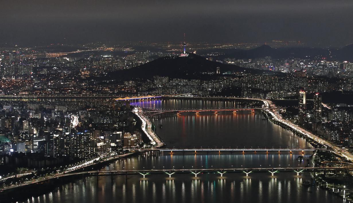 Pemandangan malam ibu kota Korea Selatan, Seoul dengan Sungai Han terlihat di Seoul, Korea Selatan (7/8/2020). (AP Photo/Lee Jin-man)