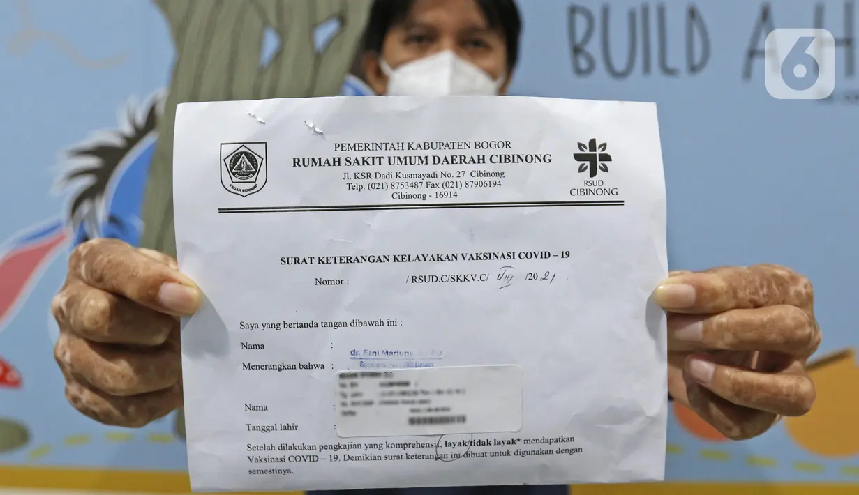 Warga menunjukkan surat keterangan kelayakan vaksinasi covid di RSUD Pasar Minggu, Jakarta, Selasa (25/8/2021). Vaksin Moderna diberikan untuk masyarakat Jakarta yang tidak bisa menggunakan AstraZenecca dan Sinovac berdasarkan surat keterangan dari fasilitas kesehatan. (Liputan6.com/Herman Zakharia)