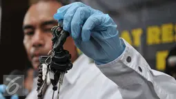 AKBP Audie Latuheru memperlihatkan barang bukti kunci kendaraan saat rilis Kasus Pencurian dengan kekerasan, di Jakarta, Rabu (25/11). Polisi berhasil mengamankan empat pelaku. (Liputan6.com/Gempur M Surya)