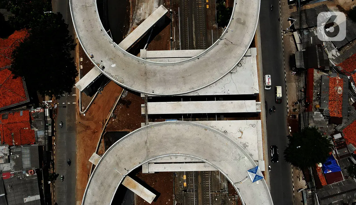 Foto dari udara proyek pembangunan jalan Flyover Tanjung Barat, Jakarta, Kamis (1/10/2020). Pembangunan dua flyover tersebut diharapkan bisa membantu pengendara terhindar dari kecelakaan dan mengurangi simpul kemacetan di jalur pelintasan KA Lenteng Agung dan Tanjung Barat. (merdeka.com/Imam Buhori)