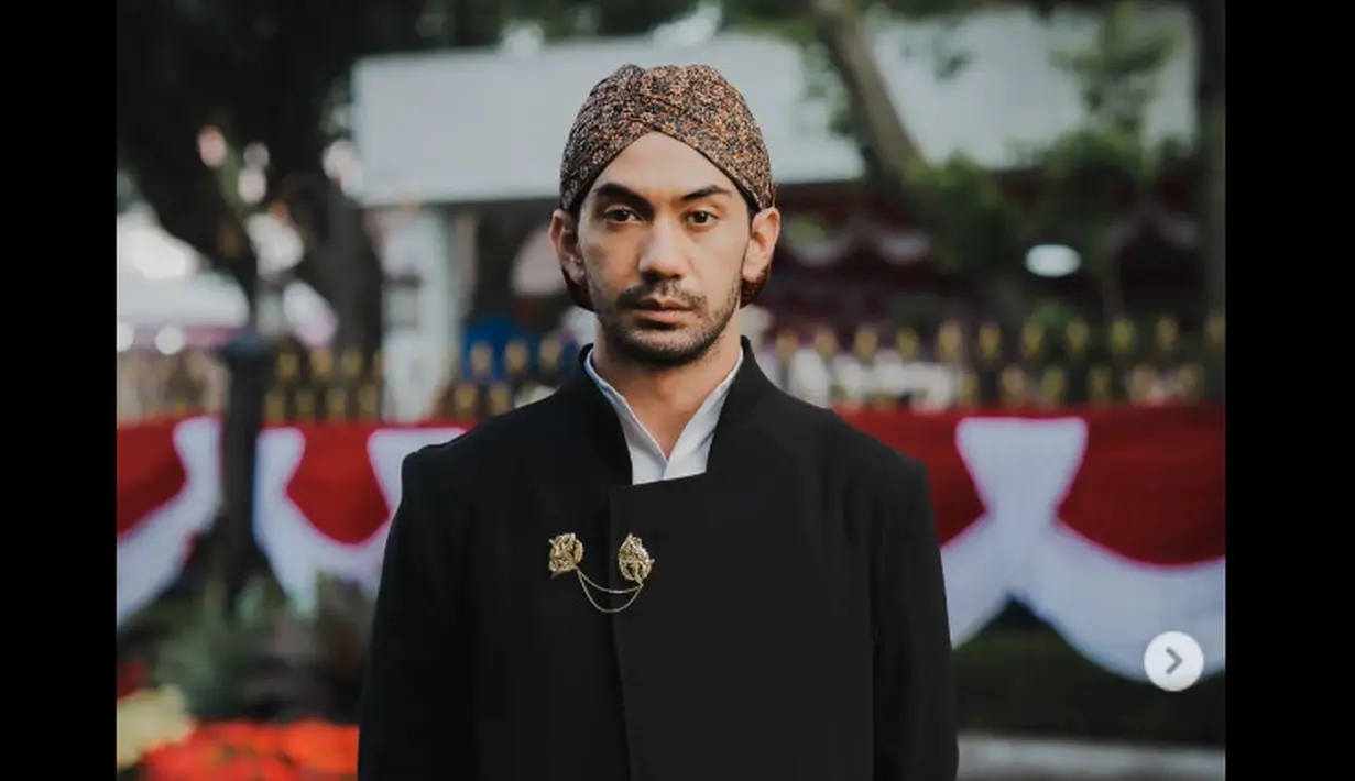 <p>Reza Rahadian berbalut busana khas pangeran Jawa karya KRATON Auguste Soesastro (Foto: Arman Febryan via hagaipakan on Instagram)</p>