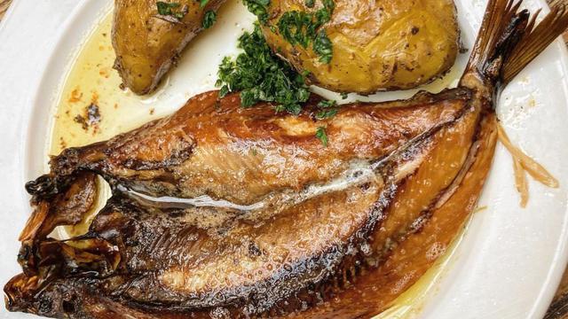 Kipper adalah hidangan sarapan tradisional Inggris yang terdiri dari ikan haring utuh yang dibelah dua, lalu dibumbui dengan garam, dan diasap