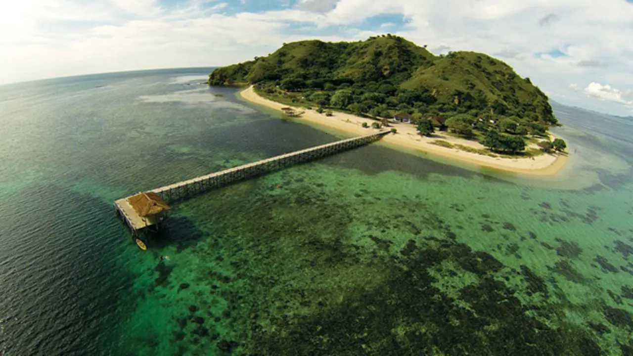 Sensasi Liburan Private Island Bisa Kamu Rasakan di Kenawa
