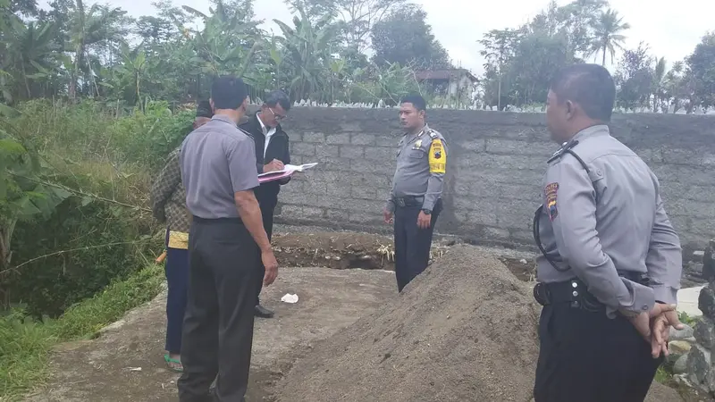 Seorang calon kades di Rejosari, Kalikajar, Wonosobo memblokir jalan dengan tembok usai kalah Pilkades. (Foto: Liputan6.com/Humas Polsek Kalikajar/Muhamad Ridlo)