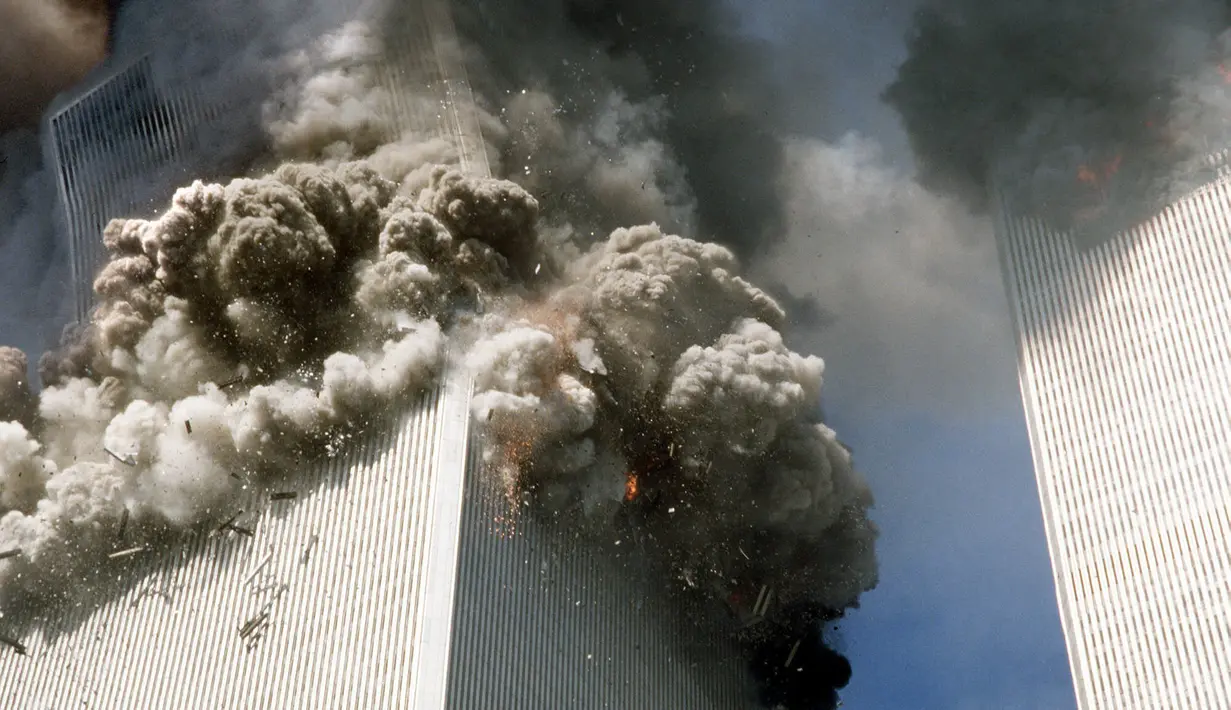 File foto 11 September 2001 ini, menara selatan World Trade Center, kiri, mulai runtuh setelah serangan teroris di gedung-gedung penting di New York. (AP Photo/Gulnara Samoilova)