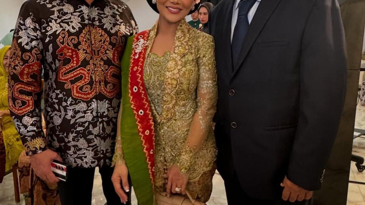 Potret Krisdayanti Tampil Elegan dalam Balutan Kebaya Tradisional