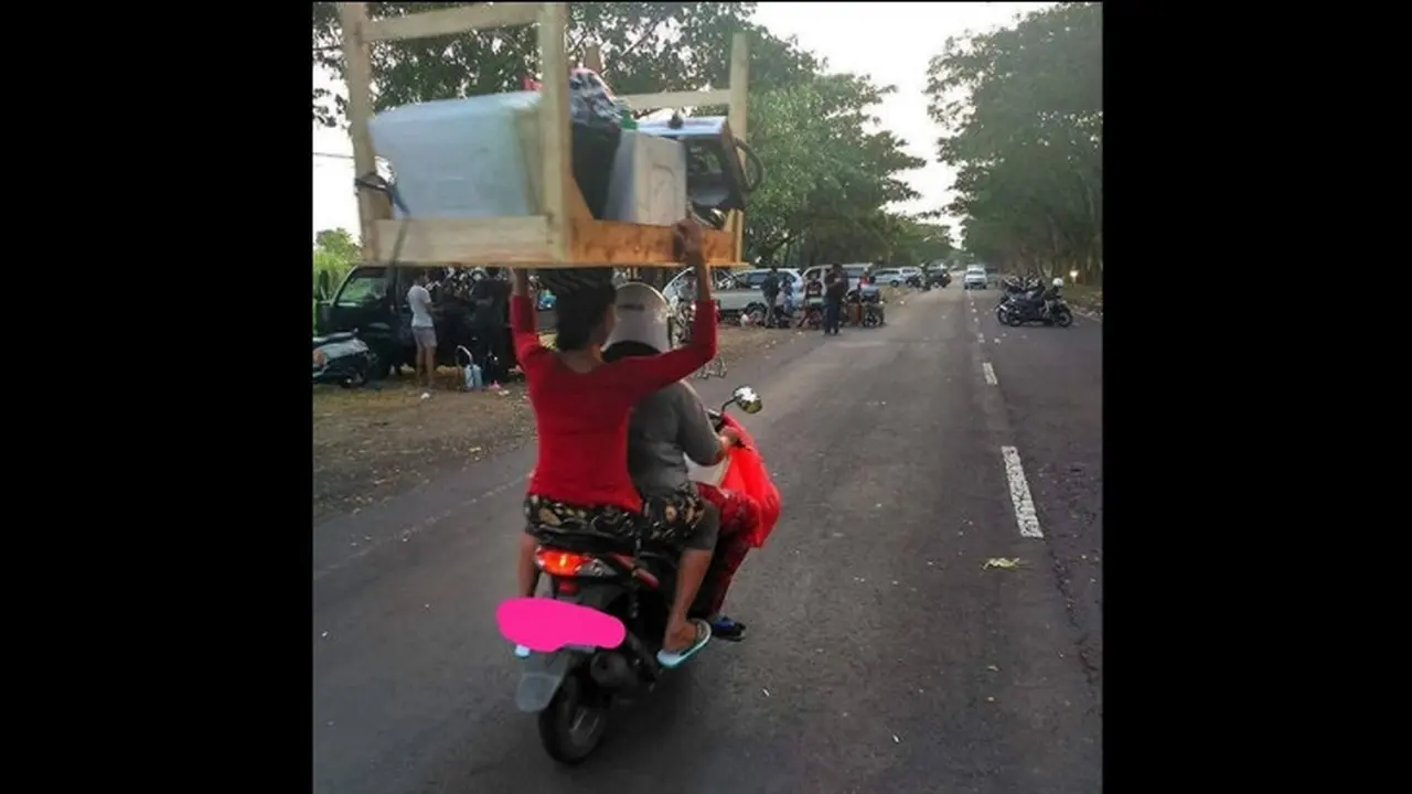 Emak-emak naik motor