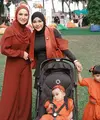 Kemudian terlihat juga Aurel Hermansyah yang tampil edgy dengan padu padan cut out outerwear warna merah, manset, dan hijab hitam. [@aurelie.hermansyah].