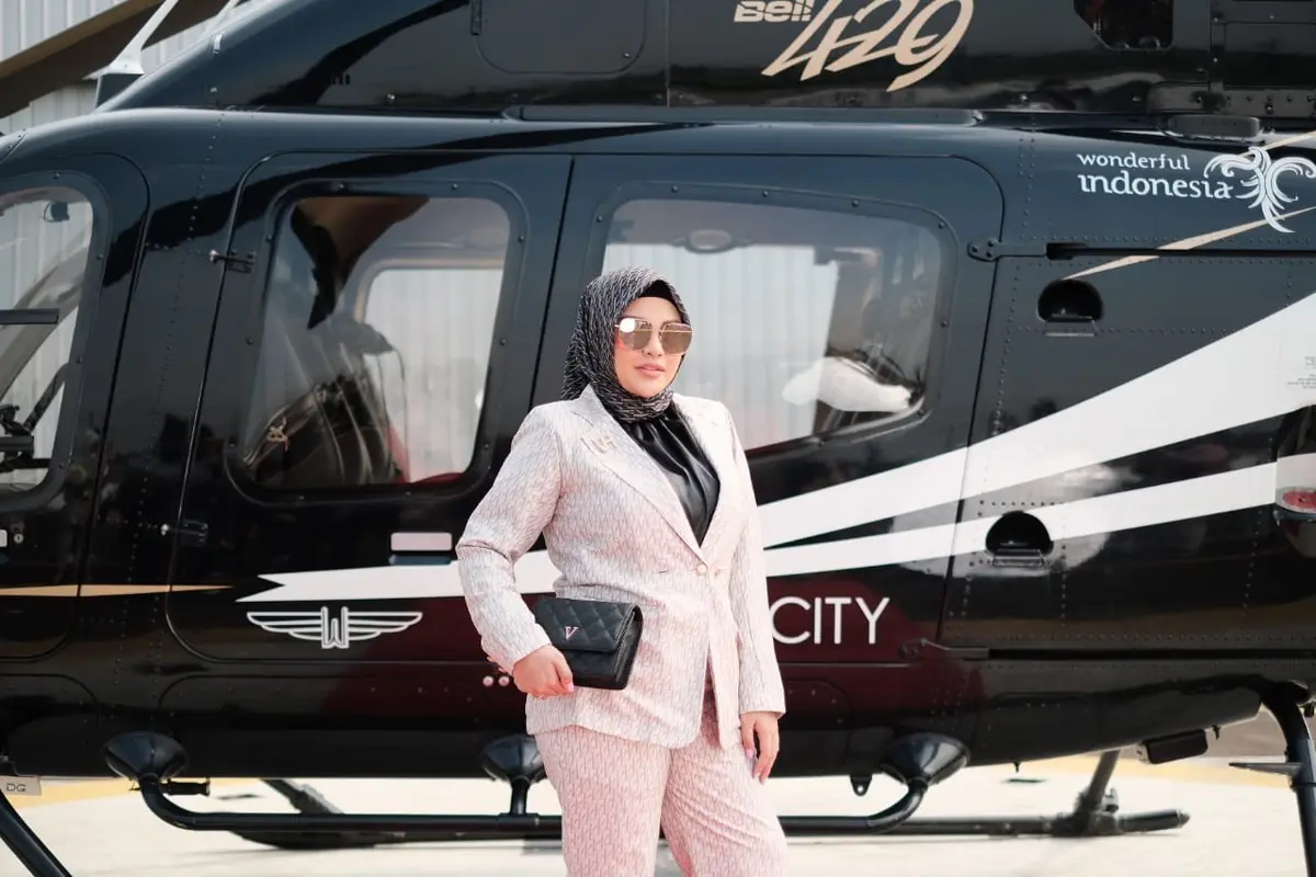 Potret Aurel Hermansyah Berpose di depan Helikopter