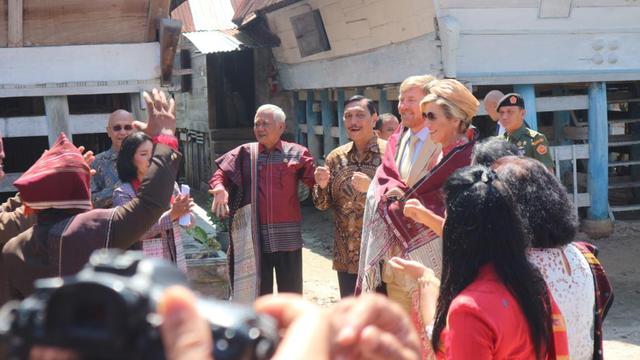 Raja dan Ratu Belanda diberi ulos saat di Danau Toba