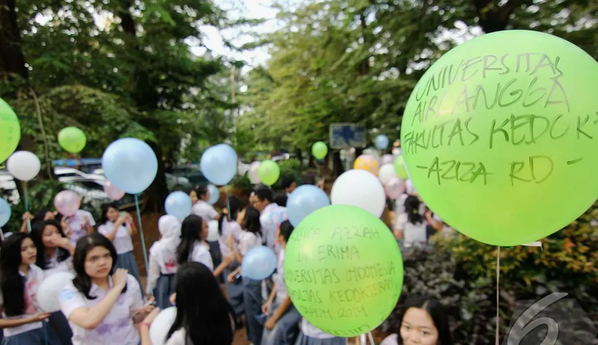 Sebuah balon berisi tulisan keinginan (cita-cita) untuk masuk ke salah satu perguruan tinggi negeri, Jakarta, Selasa (20/5/2014) (Liputan6.com/Faizal Fanani)