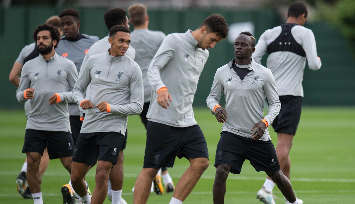 Para pemain Liverpool melakukan sesi latihan jelang laga  kualifikasi liga Champions di Melwood, Liverpool, Selasa (22/8/2017). Liverpool akan menghadapi Hoffenheim. (AFP/Oli Scarff)