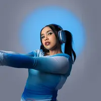 Shakila Anjani rilis single anyar yang terinspirasi dari hiruk pikuk media sosial, Listen yang groovy.