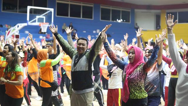 Menpora bersama ratusan orang mengikuti sosialisasi pemecahan rekor dunia poco-poco