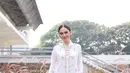 Syifa Hadju kenakan kebaya Betawi putih di Hari Kebaya Nasional. Dipadukan dengan kain Batik hijau yang terlihat vibrant. [@syifahadju]