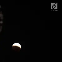Foto fenomena gerhana bulan total di kota Jakarta, Sabtu (28/7). Gerhana bulan total "Micro Blood Moon" tersebut merupakan yang terlama pada abad ini dengan total waktu termasuk fase penumbra dan parsial selama enam jam lebih. (Liputan6.com/Johan Tallo)