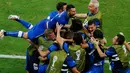 Seluruh pemain Timnas Italia menyambut kemenangan atas Inggris 2-1 di babak penyisihan Piala Dunia 2014 Grup D di Amazonia Arena, Manaus, Brasil, (15/6/2014). (REUTERS/Andres Stapff)