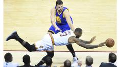 Bintang Cleveland Cavaliers, LeBron James #23 mengejar bola saat dihadang center Warriors, Andrew Bogut #12 pada game ke-3 NBA Finals di Quicken Loans Arena, (9/6/2016) WIB. (Mandatory Credit: Ken Blaze-USA TODAY Sports)