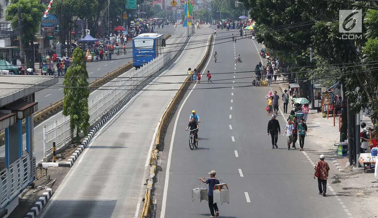 Warga memadati area Car free day (CFD) di Jalan Warung Jati Barat, Jakarta Selatan, Minggu (17/9). Car free day (CFD) kembali digelar untuk yang kedua kalinya di kawasan Mampang Prapatan hingga Pejaten. (Liputan6.com/Immanuel Antonius)