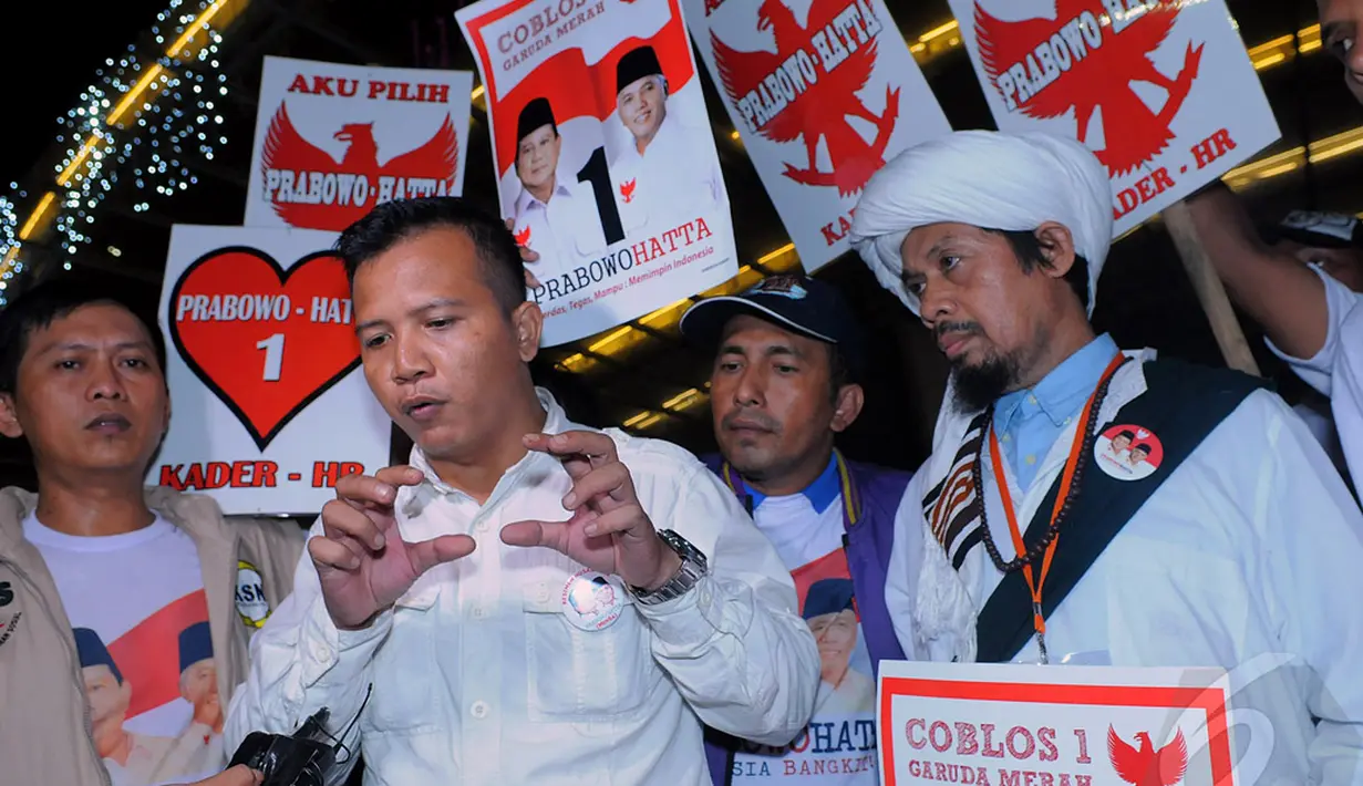  Massa pendukung Prabowo-Hatta kedua kubu di gedung Balai Sarbini, Jakarta, Senin (9/6/2014) (Liputan6.com/Faisal R Syam)
