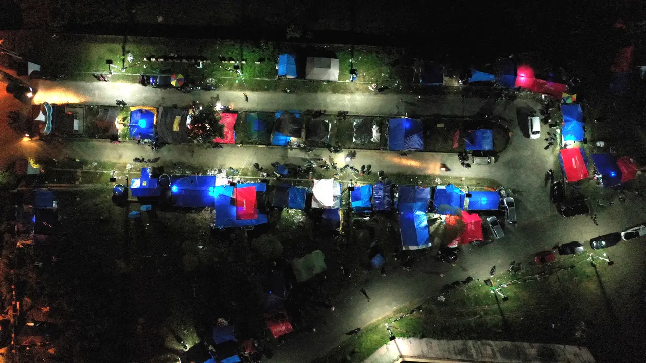 Begini Suasana Malam Tempat Pengungsian Gempa Mamuju