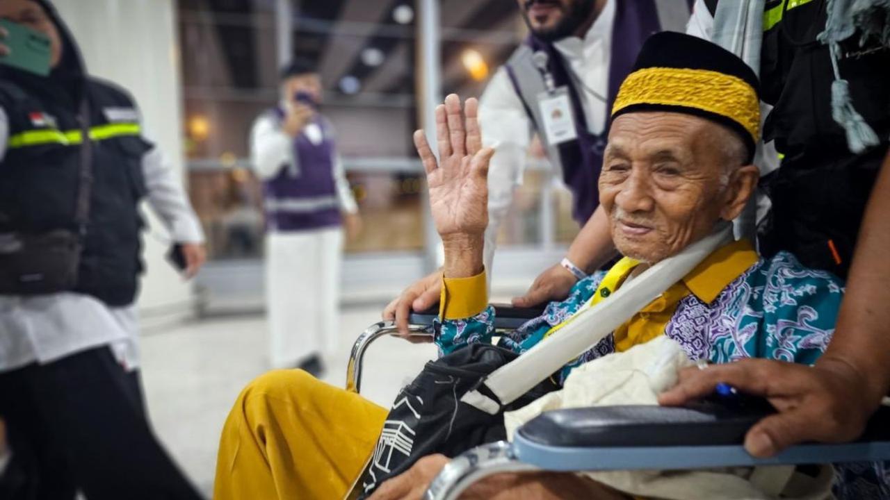 Kakek yang sejak masa muda berdagang hewan ternak itu mengatakan fisiknya terasa begitu lemah di hadapan Ka'bah.