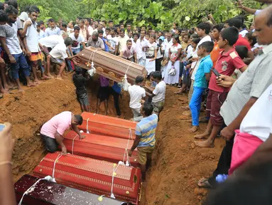 Pemakaman korban banjir dan tanah longsor di Sri Lanka, Minggu (28/5). Saat ini tercatat sudah ada 122 orang yang kehilangan nyawanya akibat bencana yang dipicu oleh hujan lebat di Sri Lanka. (AP Photo)