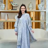 Atau juga bisa pilih gamis dengan detail 2 layer dan ruffle di lengan. Aksen beads yang diaplikasikan pada kerah, membuat penampilan Maia Estianty semakin elegan.  [@geulis.id]