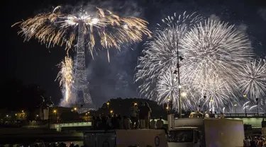 Kembang api menerangi Menara Eiffel di Paris, saat perayaan Hari Bastille pada Jumat malam, 14 Juli 2023. (AP Photo/Aurelien Morissard)