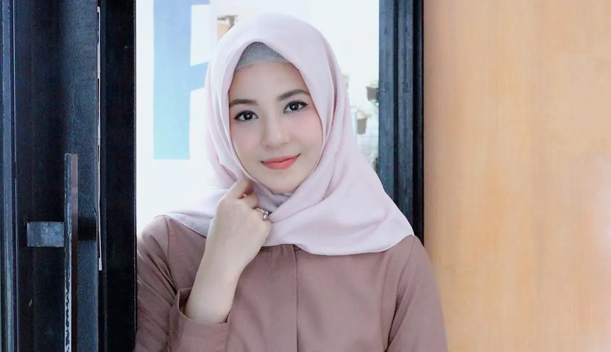 Saat ditemui beberapa waktu lalu, ia mengaku sudah tidak kaget lagi saat harus sahur sendirian. Terlebih, sang suami, Desta sibuk membawakan acara sahur. (Instagram/natasharizkynew)