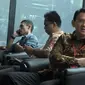 Gubernur DKI Jakarta Basuki 'Ahok' Tjahaja Purnama berada di ruang tunggu Gedung KPK, Jakarta, Selasa (12/4). Ahok memenuhi panggilan KPK untuk dimintai keterangan dalam penyelidikan dugaan korupsi pembelian lahan Sumber Waras. (Liputan6.com/Helmi Afandi)