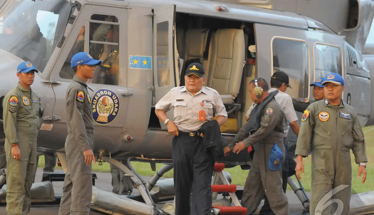 Ketua Komite Nasional Keselamatan Transportasi (KNKT) Tatang Kurniadi tiba dari KRI Banda Aceh untuk membawa Cockpit Voice Recorder (CVR) untuk dibawa ke Jakarta, Lanud Iskandar, Pangkalan Bun, Kalteng, Selasa (13/01/2015). (Liputan6.com/Andrian M Tunay)