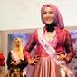 Salah satu finalis berpose dan memperkenalkan diri pada saat jumpa pres Puteri Muslimah Indonesia 2016 di SCTV Tower, Jakarta, Selasa (3/5). 20 finalis Puteri Muslimah akan m