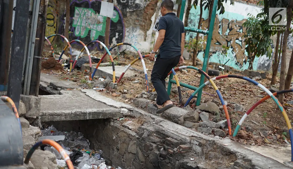 Pejalan kaki menghindari trotoar yang rusak dan berlubang di Jalan Raya Pasar Minggu, Jakarta, Jumat (13/9/2019). Selain mengganggu kenyamanan, kondisi trotoar yang rusak tersebut juga membahayakan pejalan kaki, terutama saat malam hari. (Liputan6.com/Immanuel Antonius)