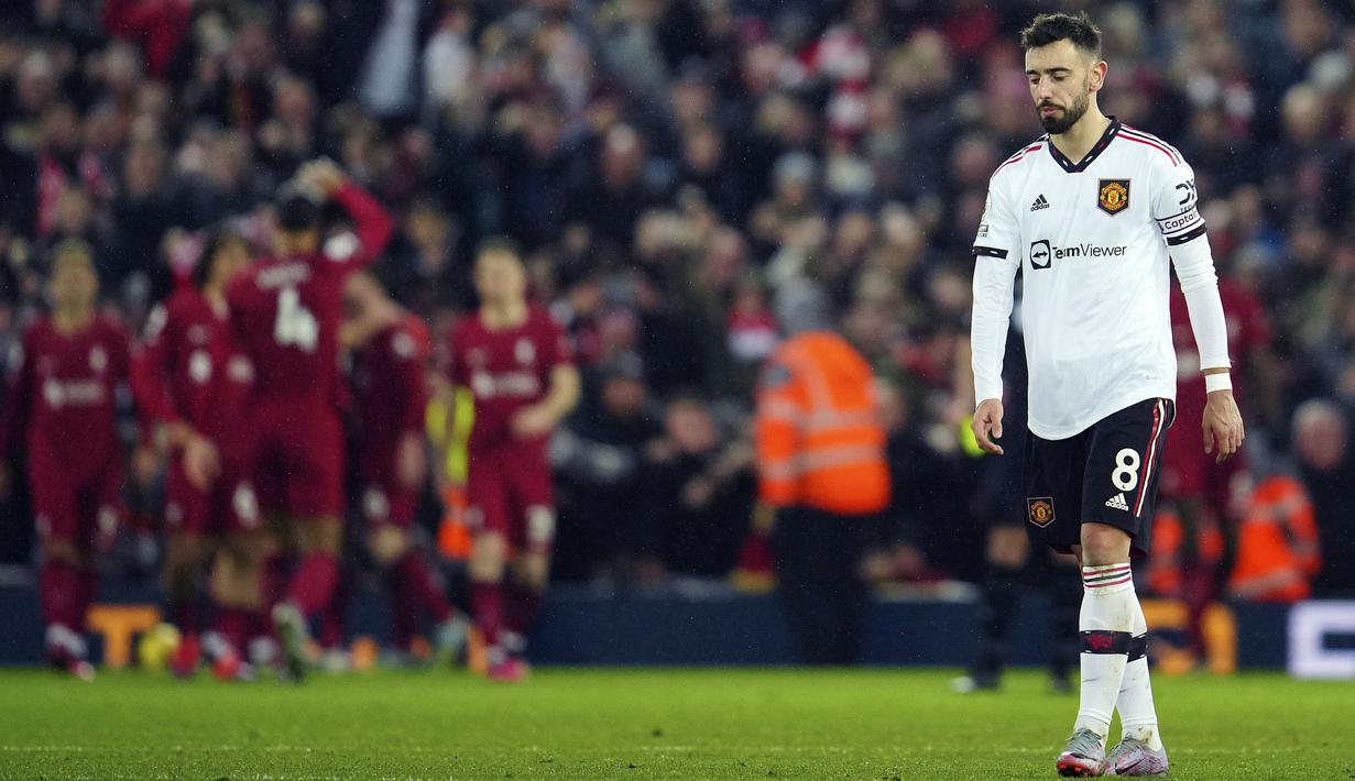 Reaksi kecewa pemain Manchester United, Bruno Fernandes setelah timnya kebobolan dari Liverpool pada laga pekan ke-26 Liga Inggris 2022/2023 di Anfield, Senin (06/03/2023) WIB. MU kalah dengan skor telak 0-7 dari Liverpool. Gol skuad asuhan Jurgen Klopp tersebut yang dicetak oleh Cody Gakpo (43', 50'), Darwin Nunez (47', 75'), Mohamed Salah (66', 83'), dan Roberto Firmino (88'). (AP Photo/Jon Super)