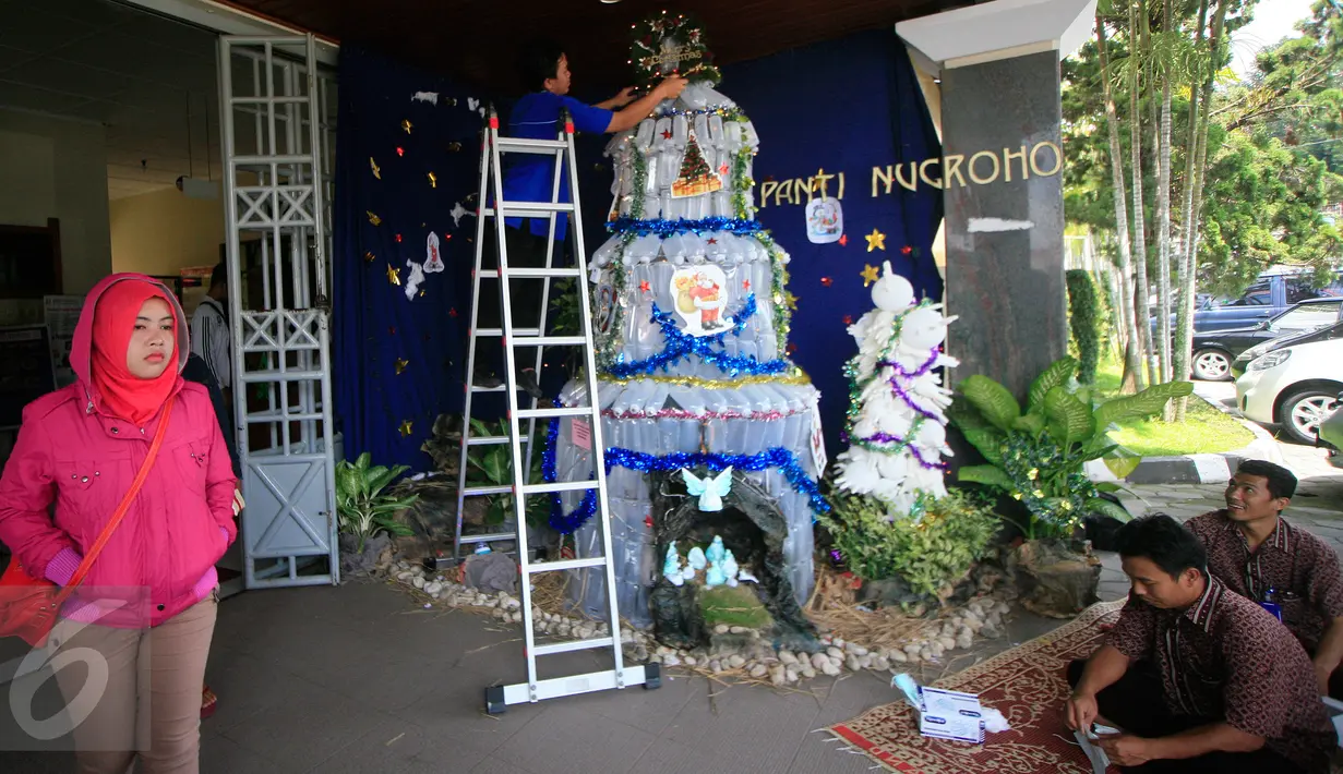 Sejumlah pekerja merangkai pohon natal unik dari limbah medis di RS Panti Nugroho, Sleman, Rabu (23/12). Ratusan infus, sarung tangan dan masker bekas pakai yang telah disterilkan dirangkai menjadi pohon Natal. (Boy Harjanto)